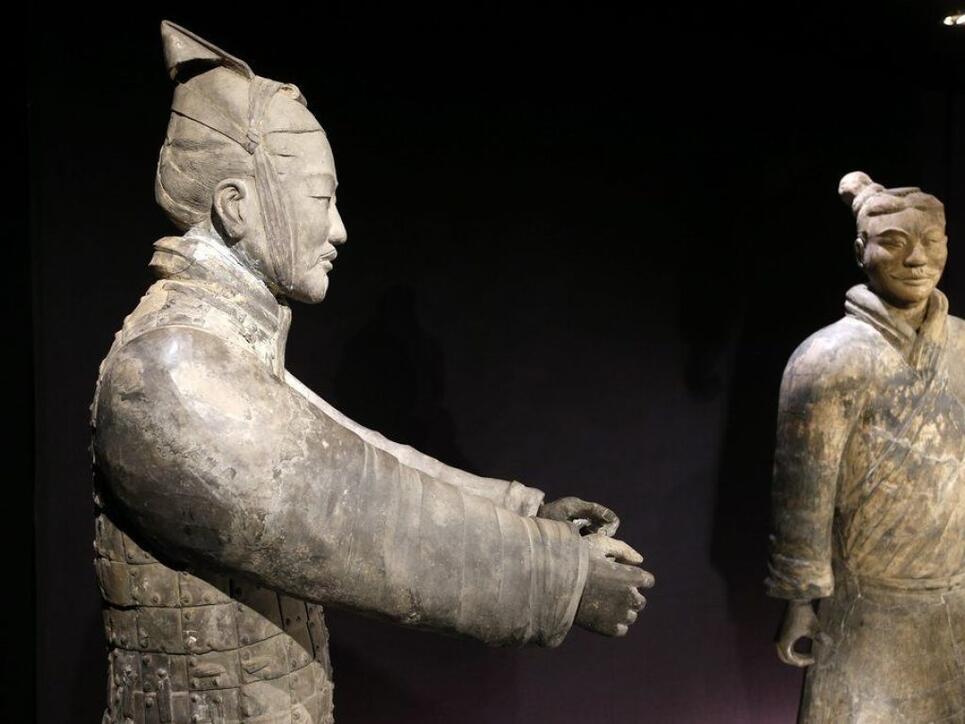 Terrakottakrieger 2013 in der Ausstellung "Qin - Der unsterbliche Kaiser und seine Terrakottakrieger" im Historischen Museum in Bern. Bei einer ähnlichen Ausstellung in Philadelphia hat ein Souvenirjäger einem Krieger den Daumen abgebrochen. Chinesische Experten sollen ihn wieder heil machen.