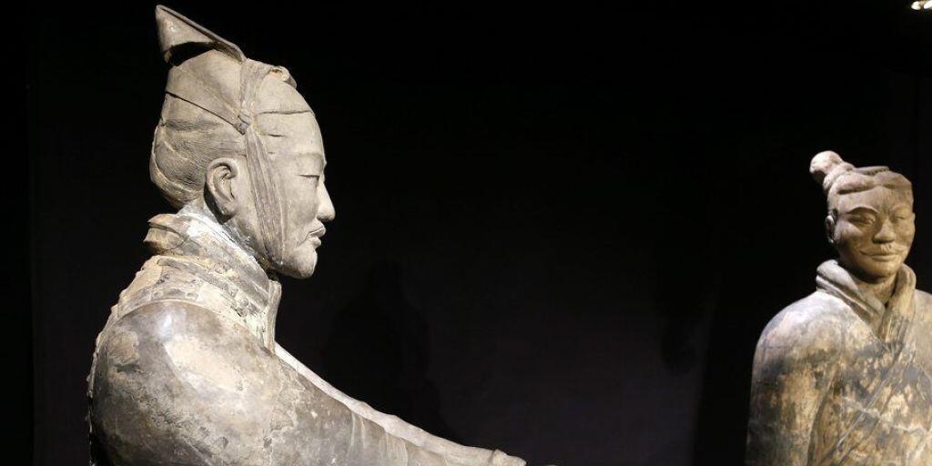 Terrakottakrieger 2013 in der Ausstellung "Qin - Der unsterbliche Kaiser und seine Terrakottakrieger" im Historischen Museum in Bern. Bei einer ähnlichen Ausstellung in Philadelphia hat ein Souvenirjäger einem Krieger den Daumen abgebrochen. Chinesische Experten sollen ihn wieder heil machen.