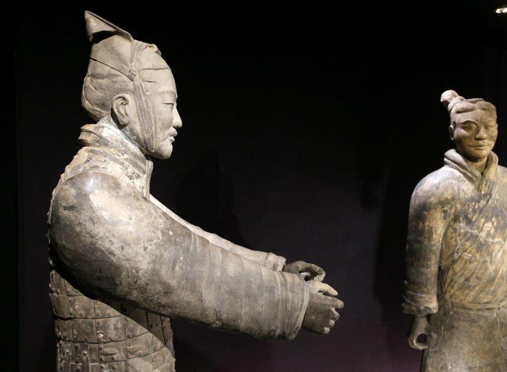 Terrakottakrieger 2013 in der Ausstellung "Qin - Der unsterbliche Kaiser und seine Terrakottakrieger" im Historischen Museum in Bern. Bei einer ähnlichen Ausstellung in Philadelphia hat ein Souvenirjäger einem Krieger den Daumen abgebrochen. Chinesische Experten sollen ihn wieder heil machen. Terrakottakrieger 2013 in der Ausstellung "Qin - Der unsterbliche Kaiser und seine Terrakottakrieger" im Historischen Museum in Bern. Bei einer ähnlichen Ausstellung in Philadelphia hat ein Souvenirjäger einem Krieger den Daumen abgebrochen. Chinesische Experten sollen ihn wieder heil machen.
