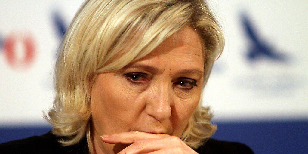 Frankreichs Rechtspopulistin Marine Le Pen wurde von einem EU-Gericht zur Rückzahlung von 300'000 Euro an das Europaparlament verurteilt. Le Pen sieht darin eine "politisch motivierte Stinkbombe". (Archivbild)