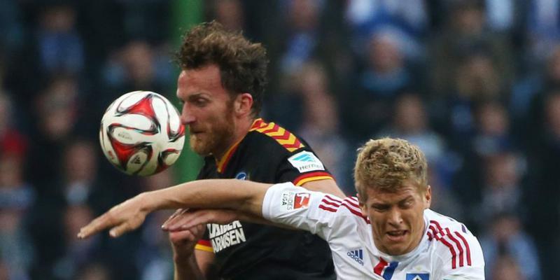 Hamburgs Matthias Ostrzolek (rechts) und Karlsruhes Dominic Peitz (links) kämpfen um den Ball. Hamburgs Matthias Ostrzolek (rechts) und Karlsruhes Dominic Peitz (links) kämpfen um den Ball.
