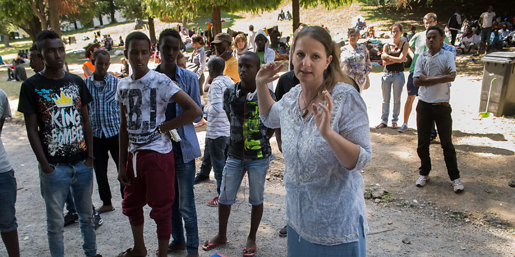 Die Tessiner SP-Politikerin Lisa Bosia Mirra ist verurteilt worden, weil sie Migranten über die Schweizer Grenze geholfen hat. Das Bild zeigt sie beim Verteilen von Essen an Flüchtlinge in Como. (Archivbild)