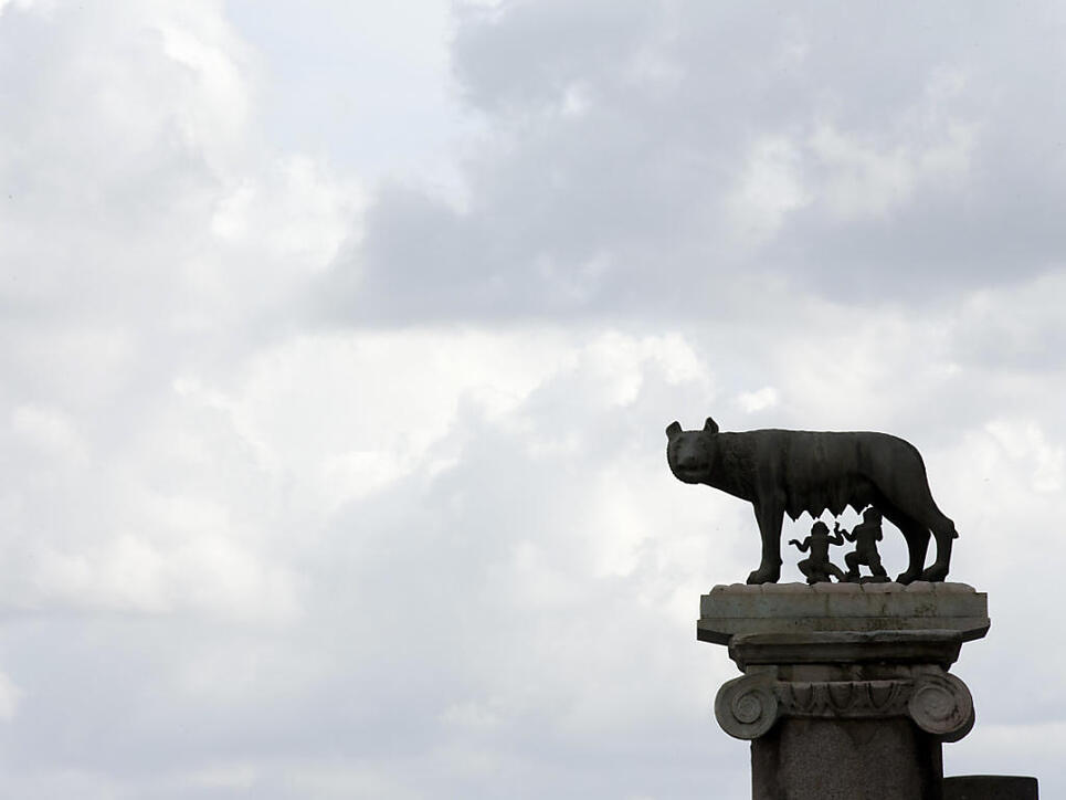Der Sage nach wurde Rom von den ausgesetzten Brüdern Romulus und Remus gegründet, die von einer Wölfin gesäugt wurden - darauf bezieht sich diese Statue. Nun sind auch echte Wölfe nach Rom zurückgekehrt. (Archiv)