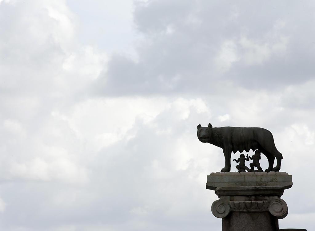 Der Sage nach wurde Rom von den ausgesetzten Brüdern Romulus und Remus gegründet, die von einer Wölfin gesäugt wurden - darauf bezieht sich diese Statue. Nun sind auch echte Wölfe nach Rom zurückgekehrt. (Archiv)