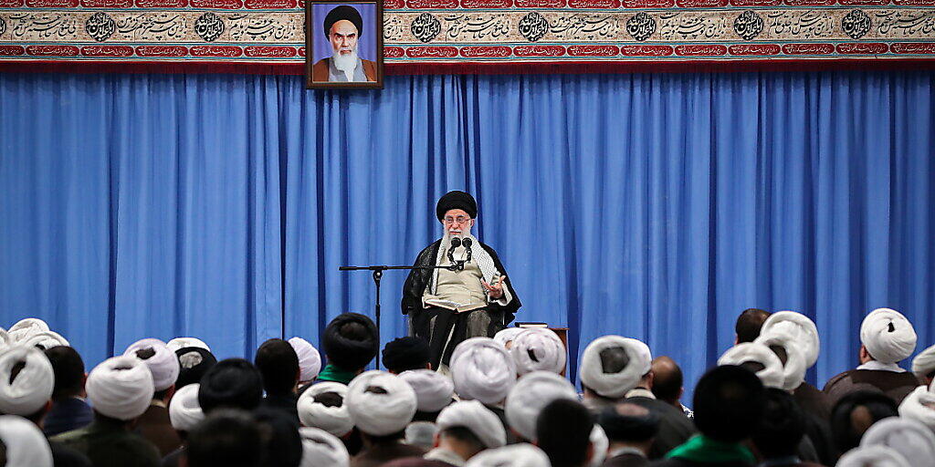 Ein Treffen zwischen dem Iran und den USA ist nach den Worten Ajatollah Ali Chameneis nur zusammen mit den Vertragspartnern des Atomabkommens möglich.