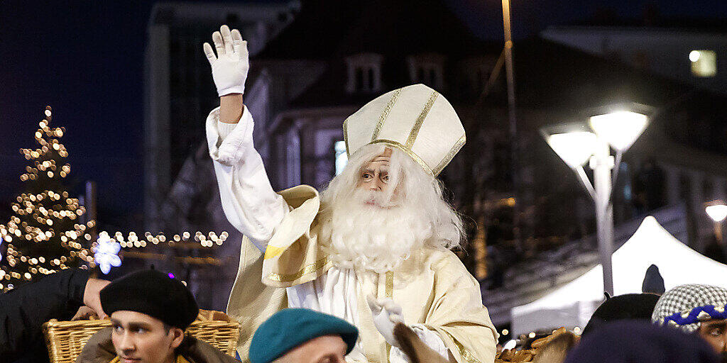 An der traditionellen Nikolausfeier in der Stadt Freiburg haben am Samstag über 30'000 Menschen teilgenommen.