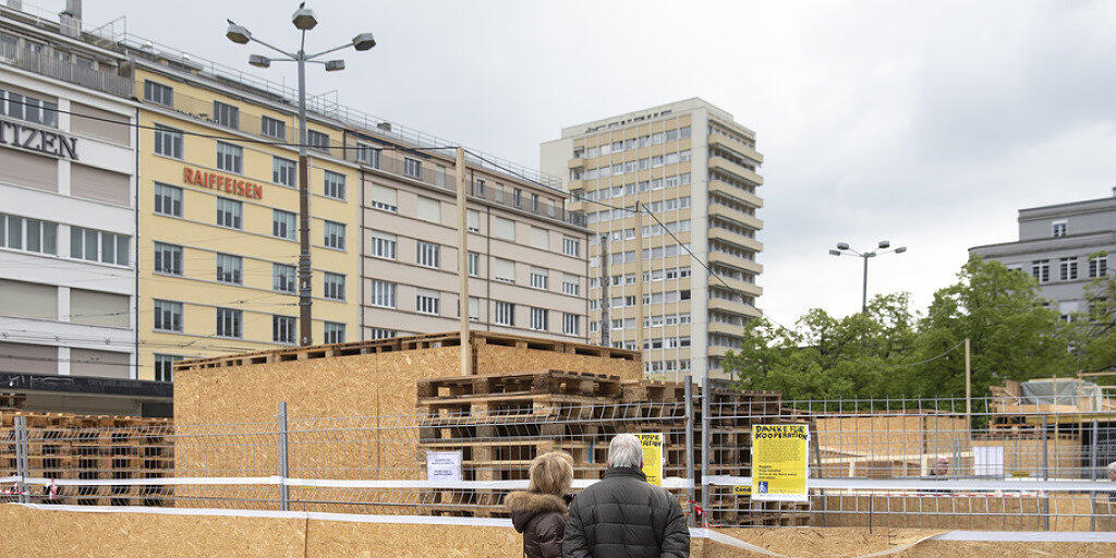 Am Samstag kehrt hinter den Spanplatten das volle Leben ein: Thomas Hirschhorn eröffnet auf dem Bieler Bahnhofplatz seine Vision der "Robert Walser-Sculpture". (Archivbild)