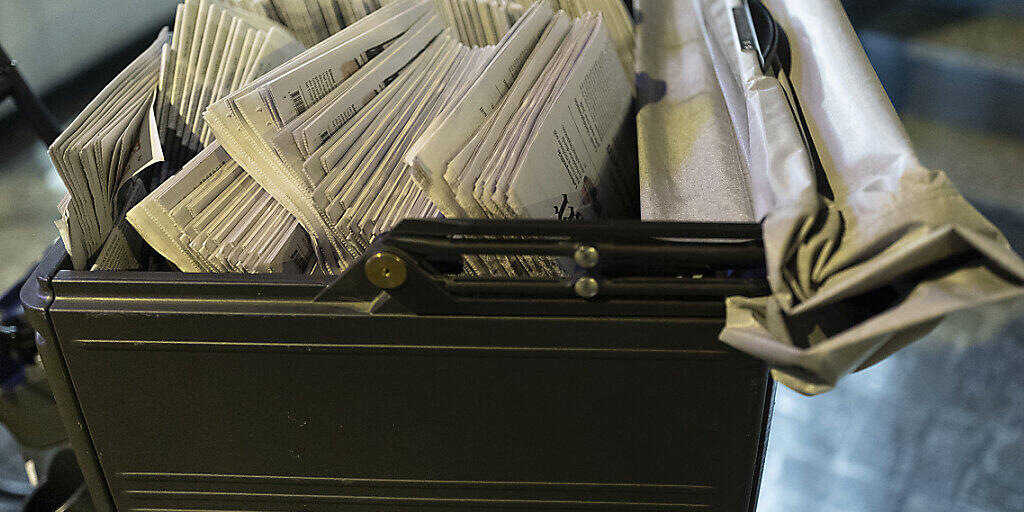 Verstoss gegen die Mindestlöhne bei der Zeitungszustellung: Die Post-Tochter Epsilon in Genf muss deswegen 180'000 Franken Busse zahlen. (Symbolbild)