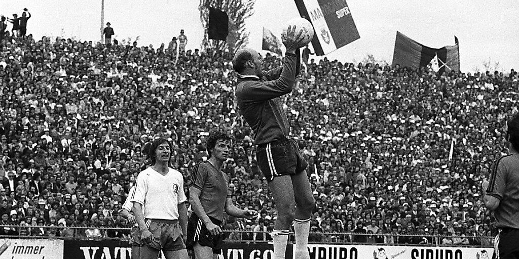 Otto Luttrop (links im weissen Trikot) als Spieler von Sion im Jahre 1974
