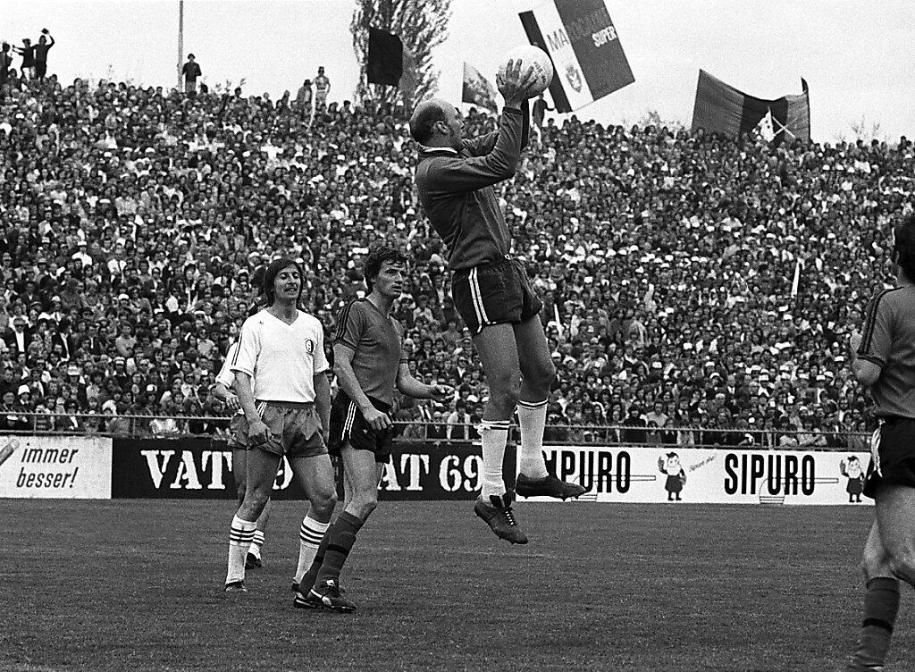Otto Luttrop (links im weissen Trikot) als Spieler von Sion im Jahre 1974 Otto Luttrop (links im weissen Trikot) als Spieler von Sion im Jahre 1974