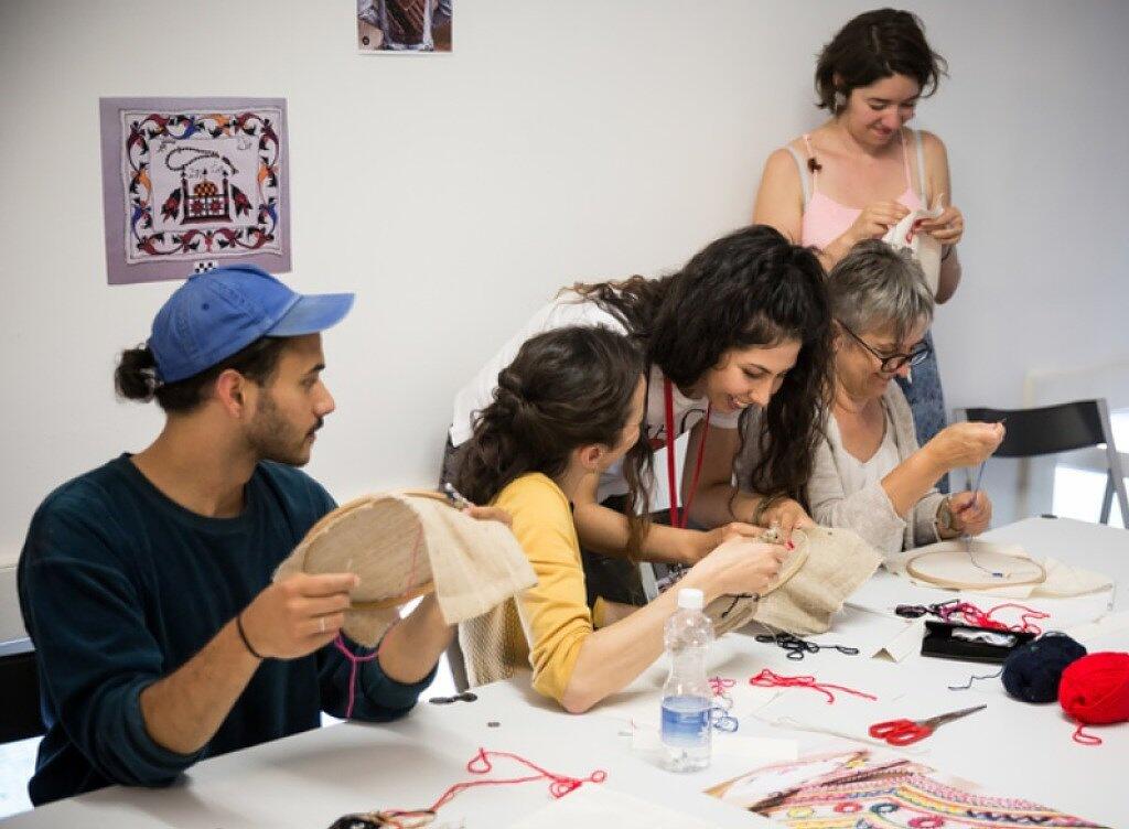Beim Kulturfestival Belluard Bollwerk International in Freiburg konnte man dieses Jahr vermehrt selbst Hand anlegen: In der "Abendschule Import" (Bild) konnte man(n) beispielsweise die hohe Kunst der afghanischen Stickerei erlernen. (zVg) Beim Kulturfestival Belluard Bollwerk International in Freiburg konnte man dieses Jahr vermehrt selbst Hand anlegen: In der "Abendschule Import" (Bild) konnte man(n) beispielsweise die hohe Kunst der afghanischen Stickerei erlernen. (zVg)