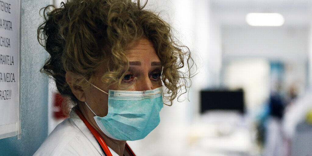 Die italienische Regierung hat die wegen der Corona-Pandemie verhängte Ausgangssperre bis Ostern verlängert. Die vor drei Wochen angeordnete landesweite Ausgangssperre gelte noch mindestens bis zum 12. April, teilte Gesundheitsminister Roberto Speranza am Montagabend mit. (Symbolbild) Die italienische Regierung hat die wegen der Corona-Pandemie verhängte Ausgangssperre bis Ostern verlängert. Die vor drei Wochen angeordnete landesweite Ausgangssperre gelte noch mindestens bis zum 12. April, teilte Gesundheitsminister Roberto Speranza am Montagabend mit. (Symbolbild)