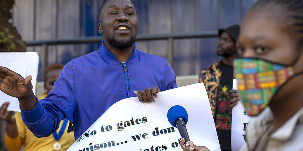 Teilnehmer einer Demonstration protestieren gegen eine Covid-19-Studie vor der Witwatersrand-Universität. In der Studie wird nach einem möglichen Impfstoff geforscht. Foto: Themba Hadebe/AP/dpa
