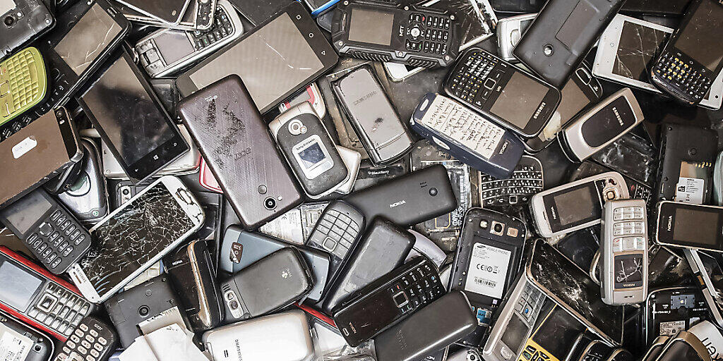 Garantiefragen bei kaputten Handys ärgern die meisten Konsumentinnen und Konsumenten. (Symbolbild)