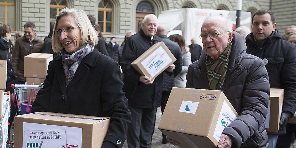 Konsumentenschützer und Wirtschaftsorganisationen kämpfen mit der Fair-Preis-Initiative gegen den "Schweiz-Zuschlag". Der Bundesrat hält das Anliegen für berechtigt, schlägt aber eine Alternative vor. (Archivbild)