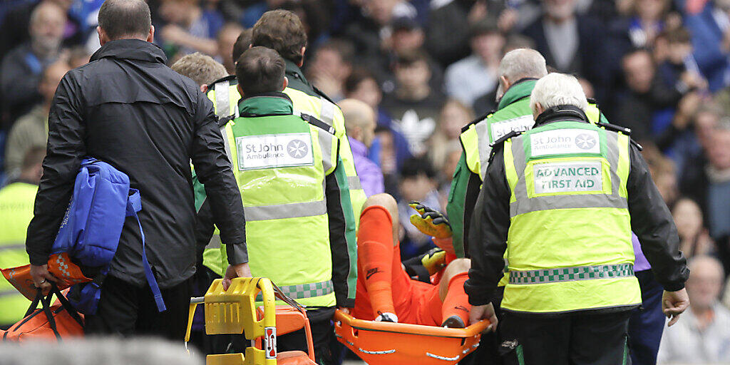 Hugo Lloris kann bei der 0:3-Niederlage von Tottenham das Spielfeld nicht aus eigener Kraft verlassen