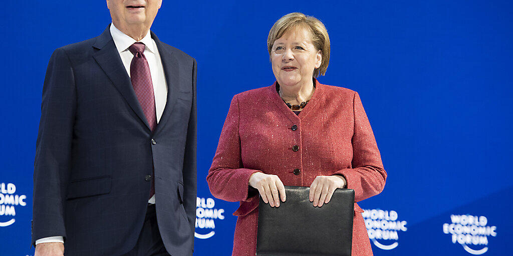 Angela Merkel mit WEF-Gründer Klaus Schwab auf der Bühne am WEF in Davos.