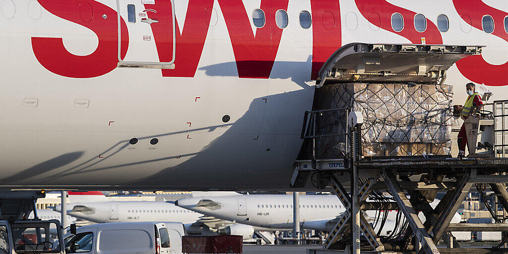 Die Swiss baut ihr Frachtangebot wieder aus und rüstet eine zusätzliche Langstreckenmaschine Boeing 777 zum reinen Frachttransporter um. (Archivbild)