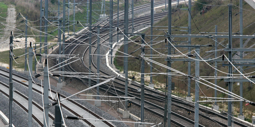 Wegen Unterhaltsarbeiten auf der Bahn 2000-Neubaustrecke müssen Reisende zwischen Zürich und Bern am nächsten Wochenende längere Fahrzeiten in Kauf nehmen. (Archivbild) Wegen Unterhaltsarbeiten auf der Bahn 2000-Neubaustrecke müssen Reisende zwischen Zürich und Bern am nächsten Wochenende längere Fahrzeiten in Kauf nehmen. (Archivbild)