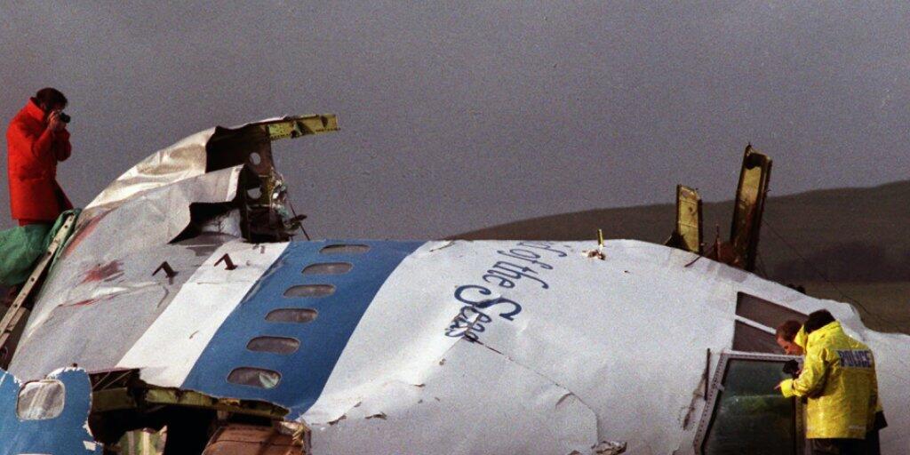 Ermittler bei der Untersuchung des Jumbo-Jets, der 1988 auf das schottische Dorf Lockerbie stürzte. Bei dem Anschlag starben 270 Menschen. (Archivbild)