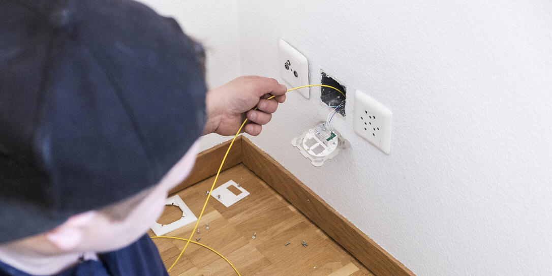 GLASFASER, GLASFASERINSTALLATION, GLASFASERINFRASTRUKTUR, GLASFASERNETZ,GLASFASERANSCHLUSS, ANSCHLUSS, HAUSHALT, EWZ-ANSCHLUSSGERAET,  EWZ, ElektrizitAEtswerk der Stadt ZUErich, ewz.zUErinet, MEIN ZUERICH MEIN NETZ, SD-FIBER, Netzwerkinstallation,  SUB-UNTERNEHMEN, SERVICE PROVIDER, DIENSTLEISTER, FTTH, Fibre to the Home, GLASFASERSTECKDOSE, STECKDOSE,