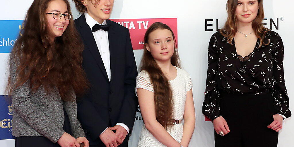 Die 16 Jahre alte schwedische Umweltaktivistin Greta Thunberg (Mitte, im weissen Kleid) umringt von Mitgliedern der Bewegung "Fridays For Future" an der Gala für die Verleihung der Goldenen Kamera in Berlin.