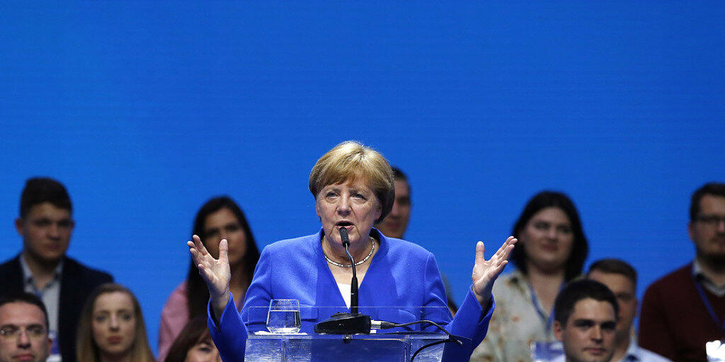 Für die deutsche die Kanzlerin Angela Merkel ist Patriotismus mit dem Bau eines gemeinsamen Europas nicht unvereinbar. Für die deutsche die Kanzlerin Angela Merkel ist Patriotismus mit dem Bau eines gemeinsamen Europas nicht unvereinbar.