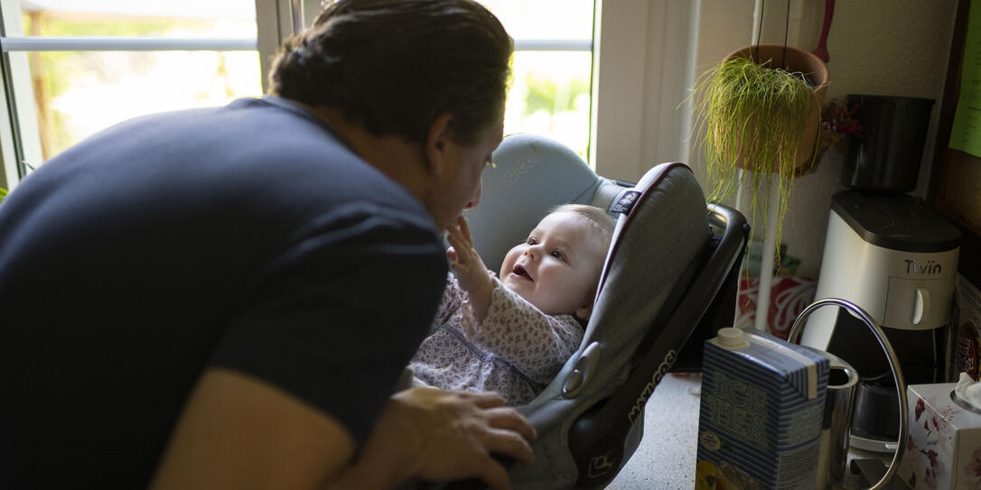 KLEINKIND, BABY, BEBE, SAEUGLING, KIND, TOCHTER, MAEDCHEN, ELTERN, VATER, EHEMANN, KINDERBETREUUNG, VATERSCHAFTSURLAUB, ELTERNZEIT, BABYSCHALE,