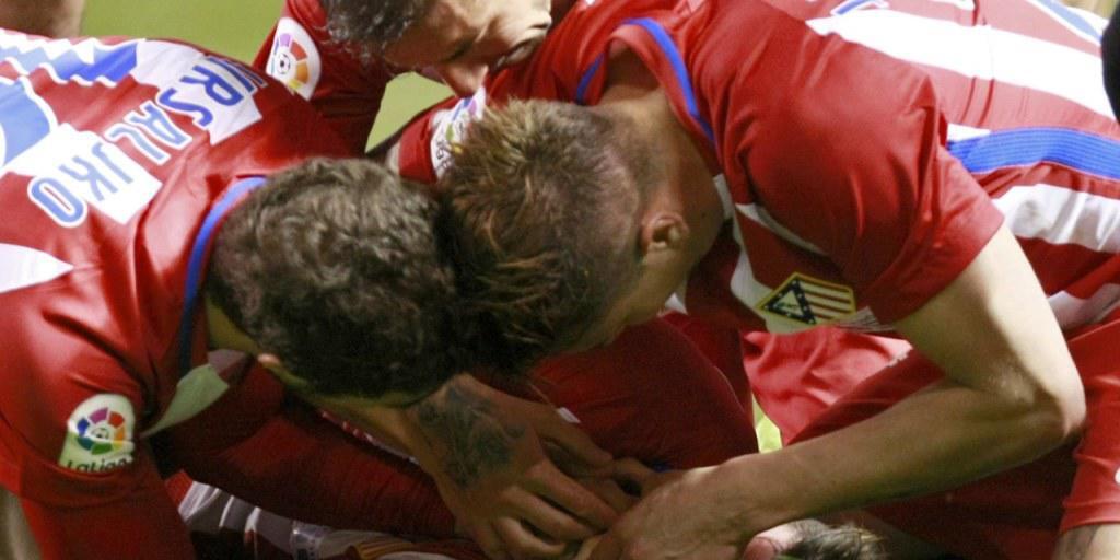 Die Teamkollegen von Fernando Torres kümmern sich um den bewusstlosen Stürmer