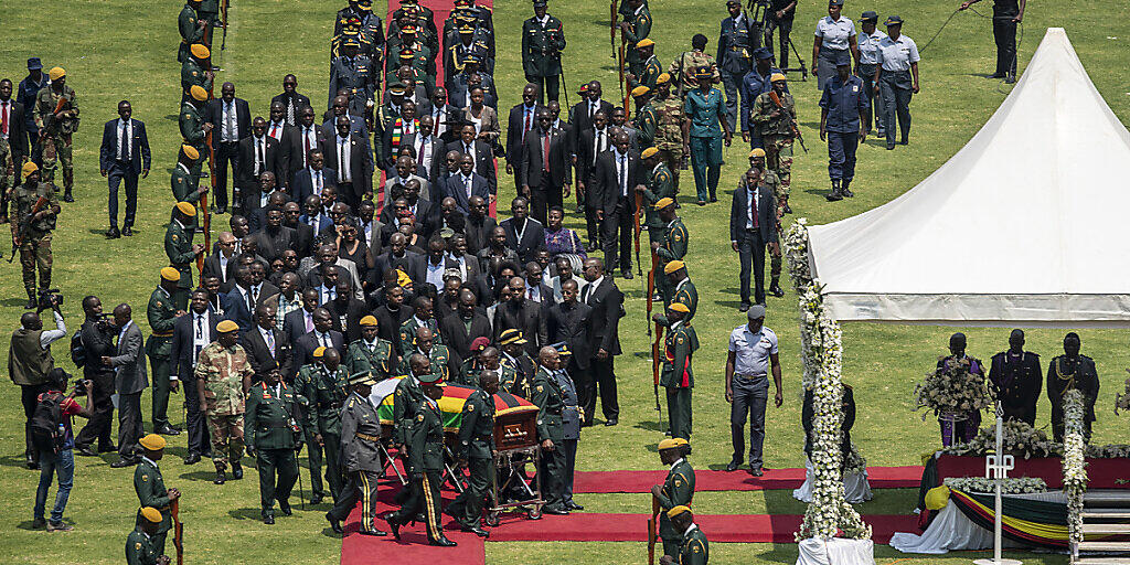 An dem Staatsakt für Simbabwes langjährigen Machthaber Robert Mugabe nahmen unter anderem der südafrikanische Präsident Cyril Ramaphosa und sein kenianischer Amtskollege Uhuru Kenyatta teil.