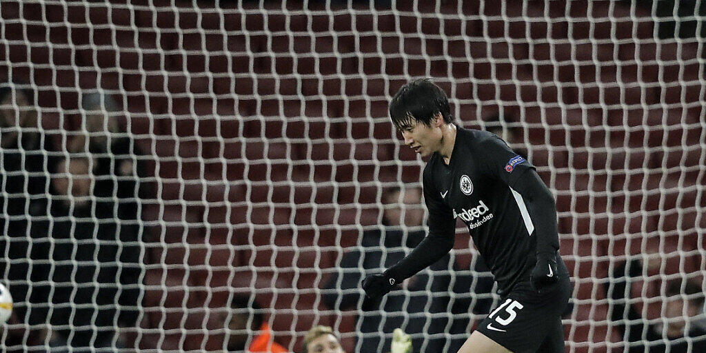 Daichi Kamada hat gegen Arsenals Goalie Emiliano Martinez soeben das 2:1 erzielt