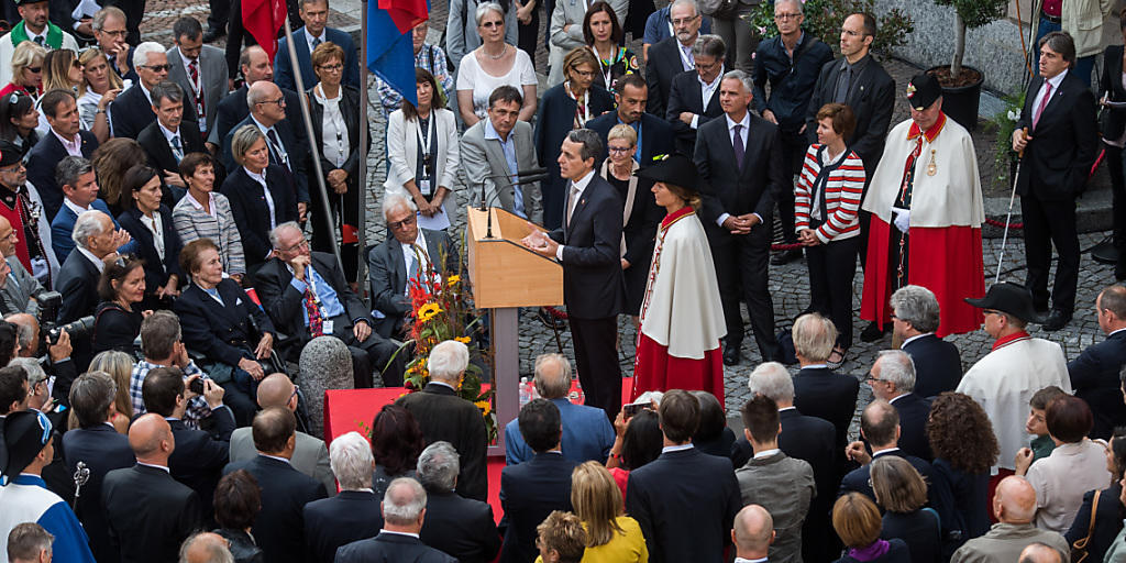 Bad in der Menge: Der neu gewählte Bundesrat Ignazio Cassis, Mitte, spricht am offiziellen Fest zu seinen Ehren auf der Piazza Governo in Bellinzona.
