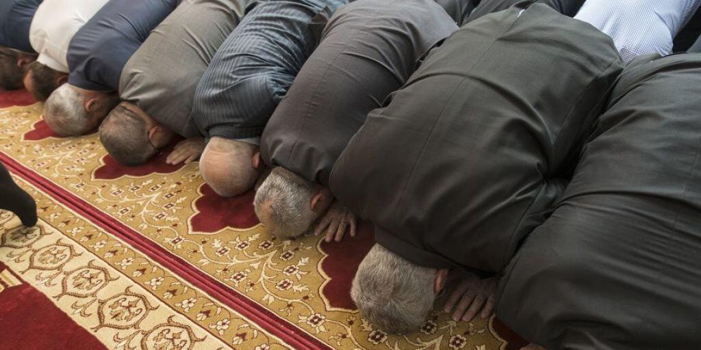 Muslime beten in der Moschee im Haus der Religionen am Europaplatz in Bern. Das Gedränge täuscht: Muslime in der Schweiz praktizieren ihre Religion gemäss einer Befragung des Bundesamts für Statistik zum Grossteil nur sporadisch. (Archivbild) Muslime beten in der Moschee im Haus der Religionen am Europaplatz in Bern. Das Gedränge täuscht: Muslime in der Schweiz praktizieren ihre Religion gemäss einer Befragung des Bundesamts für Statistik zum Grossteil nur sporadisch. (Archivbild)
