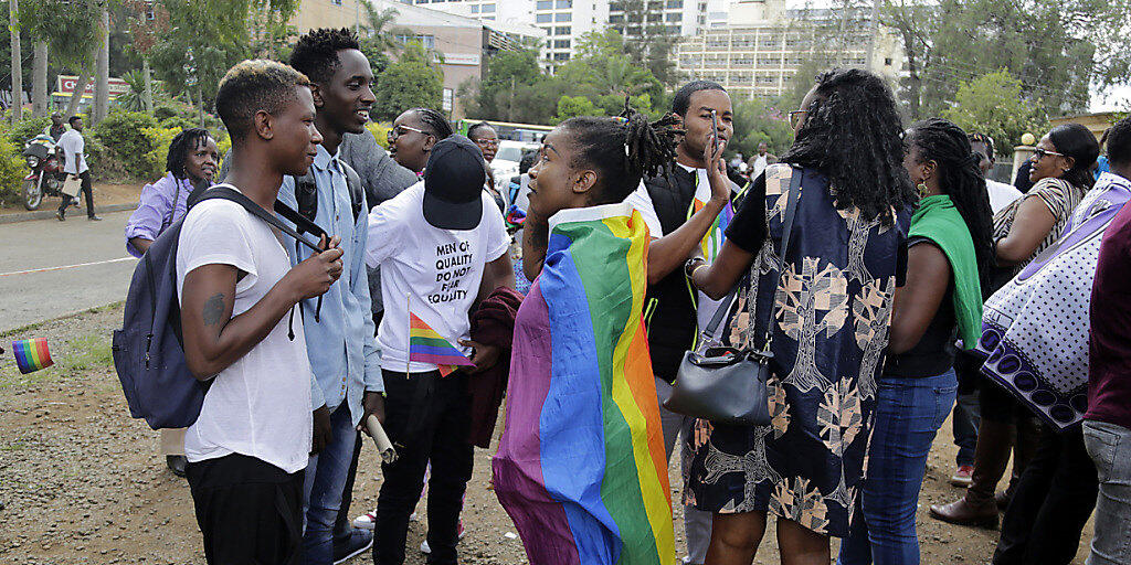 Ein Gericht in Kenia hat ein seit Jahrzehnten geltendes Verbot gleichgeschlechtlicher sexueller Handlungen aufrechterhalten. Aktivisten und Unterstützer demonstrierten am Freitag vor dem Gerichtsgebäude in Nairobi.