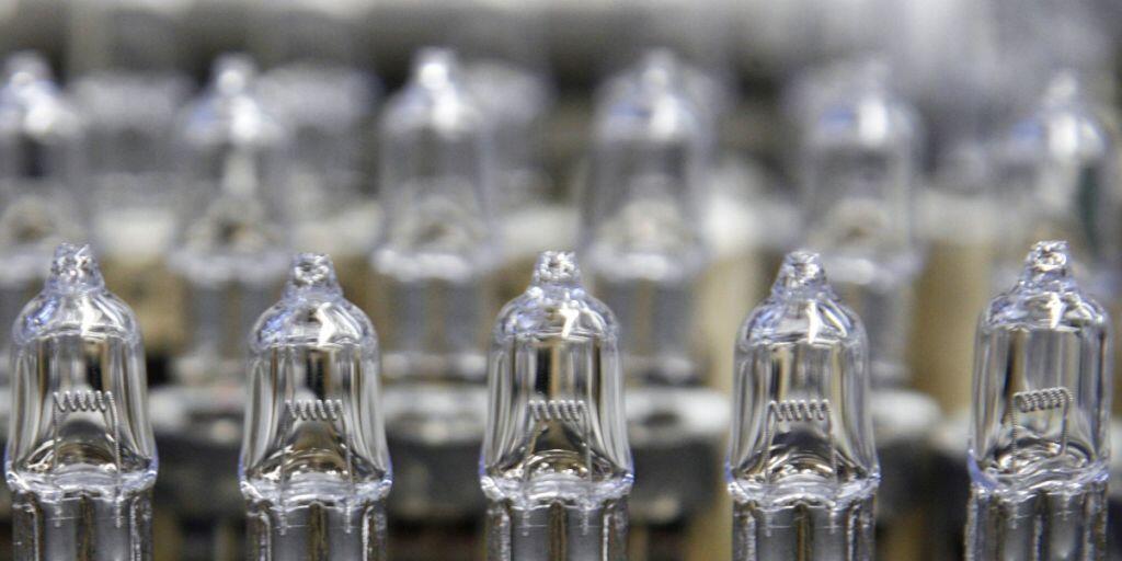 Sie gibt es nur noch bis Ende August 2019: Halogenlampen, hier in einer Philips-Fabrik in Aachen (D) im Jahr 2008. (Archiv)