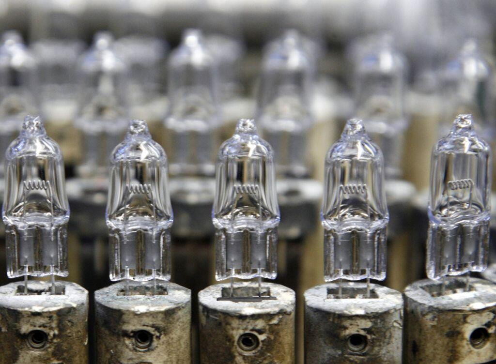 Sie gibt es nur noch bis Ende August 2019: Halogenlampen, hier in einer Philips-Fabrik in Aachen (D) im Jahr 2008. (Archiv) Sie gibt es nur noch bis Ende August 2019: Halogenlampen, hier in einer Philips-Fabrik in Aachen (D) im Jahr 2008. (Archiv)