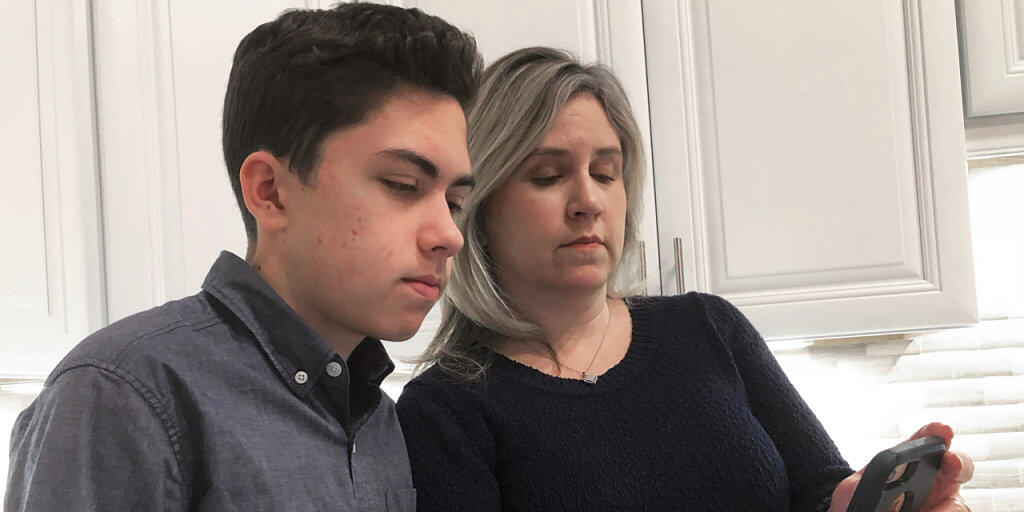 Apple hat eine Sicherheitslücke in der Videotelefonie-App Facetime behoben, die der 14-jährige Grant Thompson - hier mit seiner Mutter - entdeckt hatte.