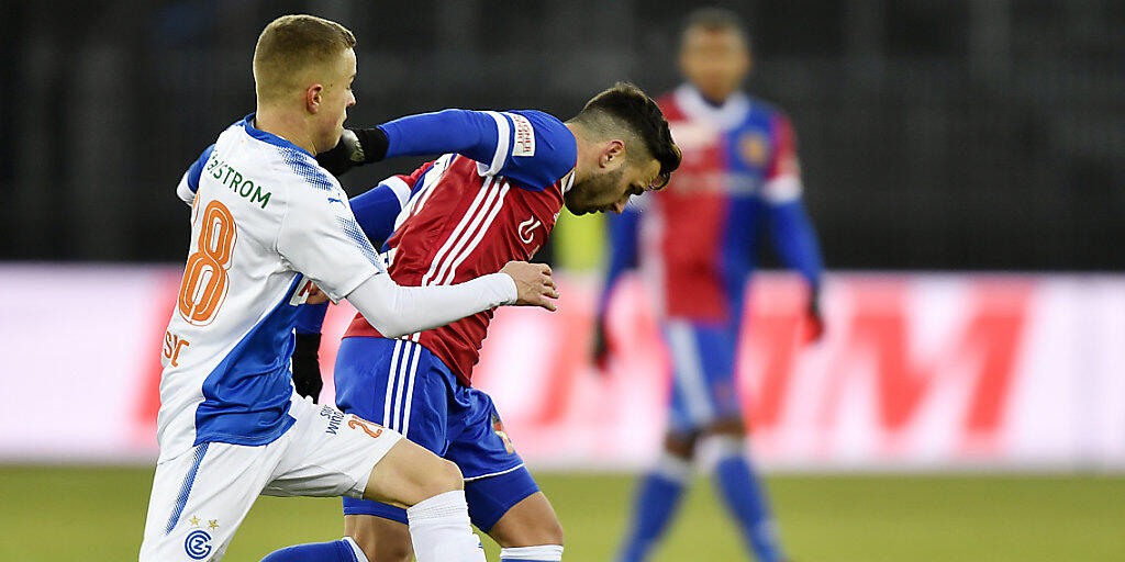 Petar Pusic von den Grasshoppers (links) gegen den Basler Renato Steffen: Nicht nur in dieser Szene lagen die Vorteile auf Seiten des FCB