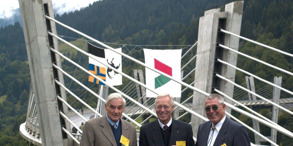 Brückenplaner Professor Christian Menn (ganz links) vor einem seiner Meisterwerke, der Sunnibergbrücke im Prättigau GR. Die schlanke, elegante Brücke ist das Wahrzeichen der Umfahrung Klosters GR.