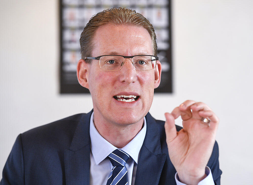 "Die Arbeitsmarktfähigkeit von Arbeitnehmenden in der Energiebranche darf nicht verloren gehen", sagte Adrian Wüthrich von Travail.Suisse am Montag in Bern. (Archivbild) "Die Arbeitsmarktfähigkeit von Arbeitnehmenden in der Energiebranche darf nicht verloren gehen", sagte Adrian Wüthrich von Travail.Suisse am Montag in Bern. (Archivbild)