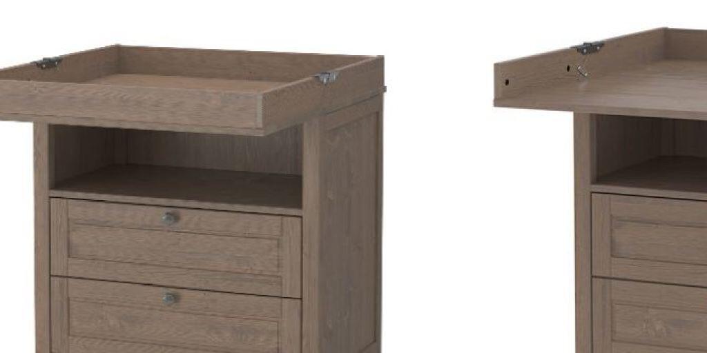 Der ausklappbare Teil der Ikea-Wickelkommode kann Schäden aufweisen. Der ausklappbare Teil der Ikea-Wickelkommode kann Schäden aufweisen.