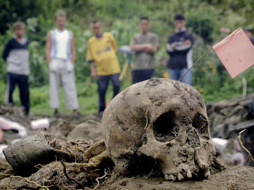 Bosnische Muslime beobachten, wie aus einem Massengrab die Überreste von Opfern des Völkermordes durch bosnisch-serbische Militäreinheiten unter Befehl von Mladic ausgegraben werden. (Aufnahme vom Juli 2002)