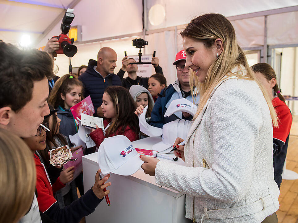 Autogramme und Selfies statt Tennis spielen: Belinda Bencic versucht das Beste, um den Fans in Lugano doch etwas bieten zu können