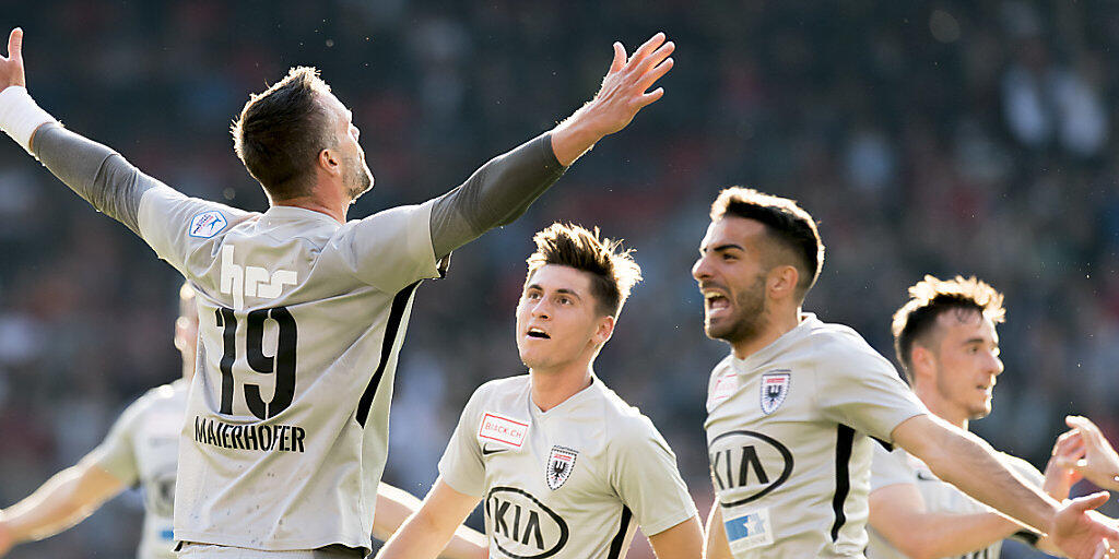 Der "Major" lässt sich feiern: Stefan Maierhofer (links) brachte den FC Aarau in Führung