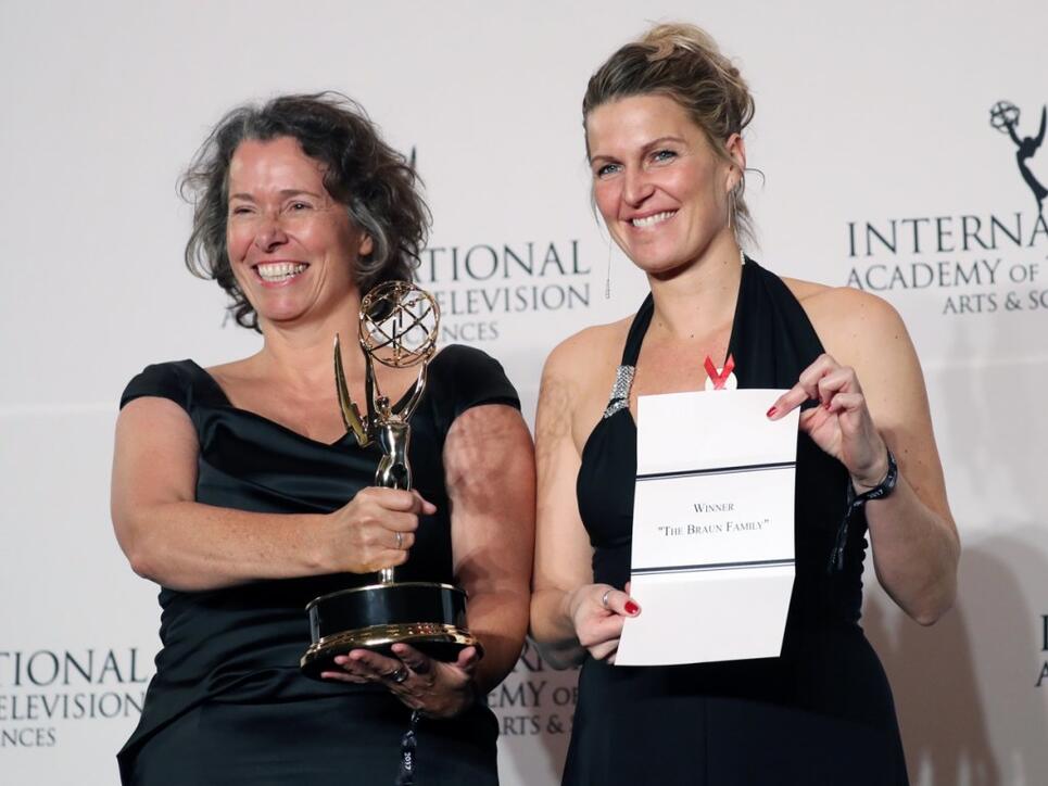 Eine deutsche Mini-Serie hat einen International Emmy gewonnen: Produzentin Beatrice Kramm (links) und ZDF-Redakteurin Lucia Haslauer nahmen in New York den Preis entgegen.