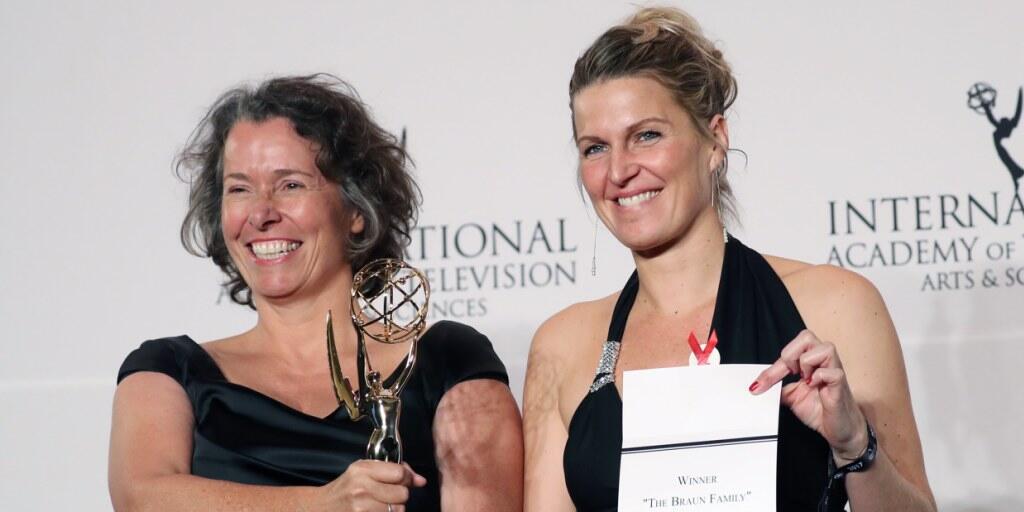 Eine deutsche Mini-Serie hat einen International Emmy gewonnen: Produzentin Beatrice Kramm (links) und ZDF-Redakteurin Lucia Haslauer nahmen in New York den Preis entgegen.