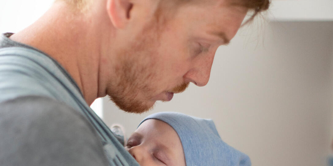 BABY, SAEUGLING, KLEINKIND, BEBE, KIND, SOHN, ELTERN, VATER, VATERSCHAFTSURLAUB, ELTERNZEIT, KINDERBETREUUNG, TRAGTUCH, TRAGETUCH, BABY-TRAGTUCH, TRAGETUCH, EHEMANN