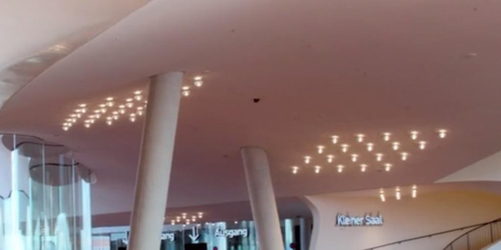 Blick ins Foyer der Elbphilharmonie in Hamburg, die am 11. Januar eröffnet wird. Dank einem gefilmten Drohnenflug lässt sich der imposante Bau jetzt schon besuchen. (Screenshot)