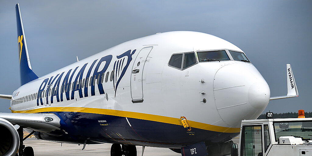 Der Billigflieger Ryanair verschärft die Regeln für Handgepäck:  Künftig darf nur noch eine kleine Tasche gratis an Bord genommen. (Archivbild)