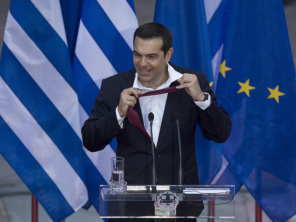Lockert den Krawattenknopf und kann wieder befreit atmen: Der griechische Präsident Alexis Tsipras sprach am Fernsehen von einem "Tag der Erlösung", nachdem Griechenland den ESM-Rettungsschirm nach acht Jahren verlassen konnte. (Archivbild)